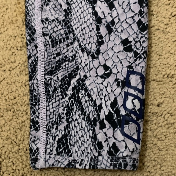 Lorna Jane Mid-Rise Cropped Blue Snakeskin Legging S - Picture 7 of 11